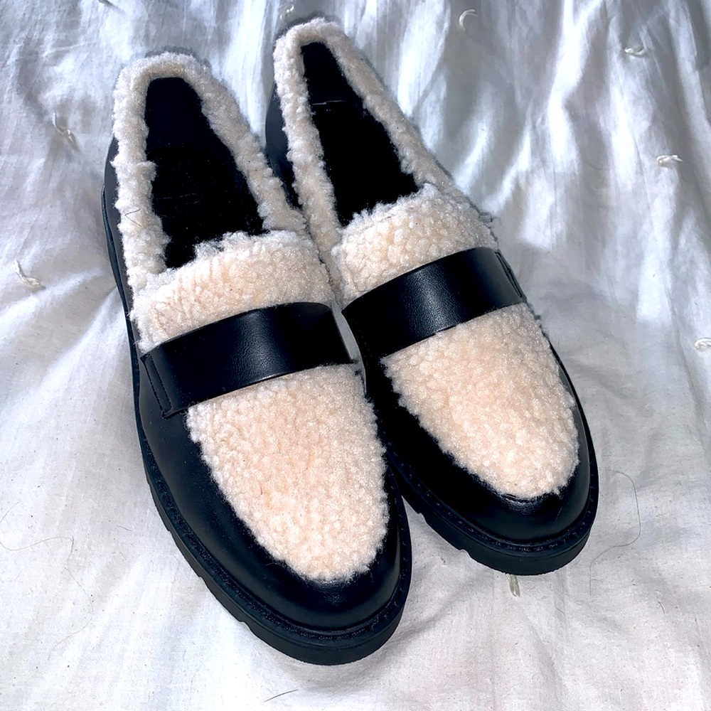 NWOB JF black moccasins with cream/off white fur details, Sz7.5 Sole/heel 1”